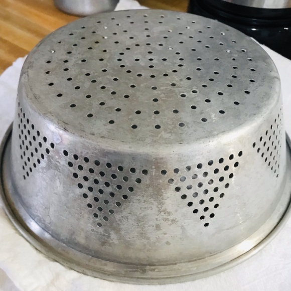 Vintage metal colander.  Good condition. - Picture 2 of 4